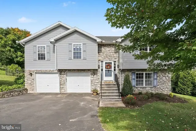 3 Justabee Ln, Dillsburg