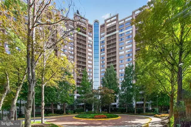 10101 Grosvenor Pl #818, Rockville