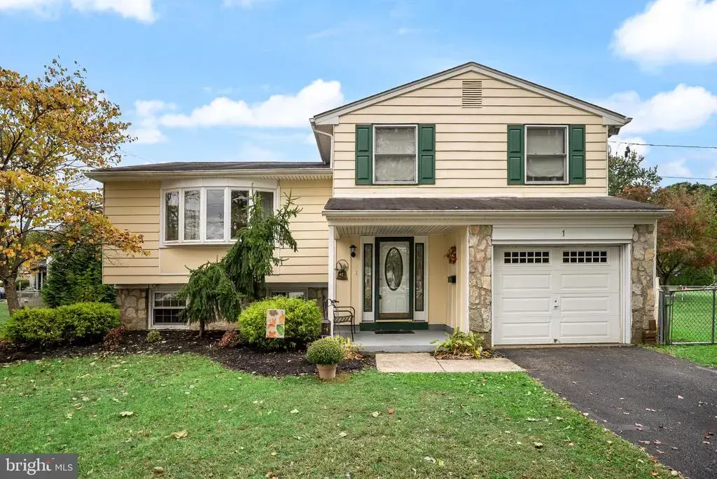 1 Tomahawk Dr, MARLTON
