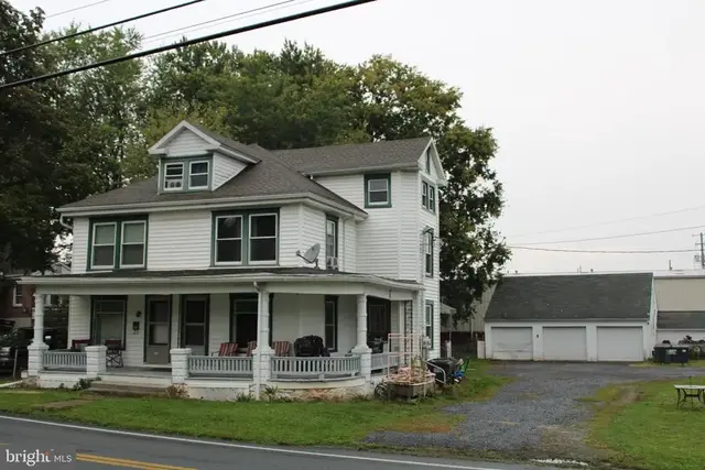 104-106 W Main St, Reinholds