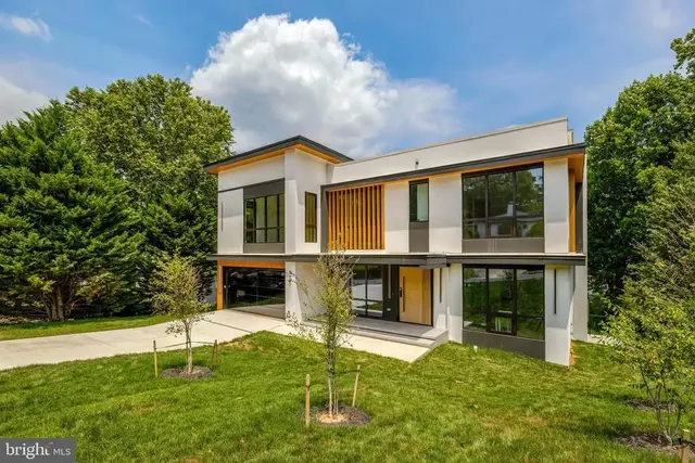 1451 Cola Dr, Mclean