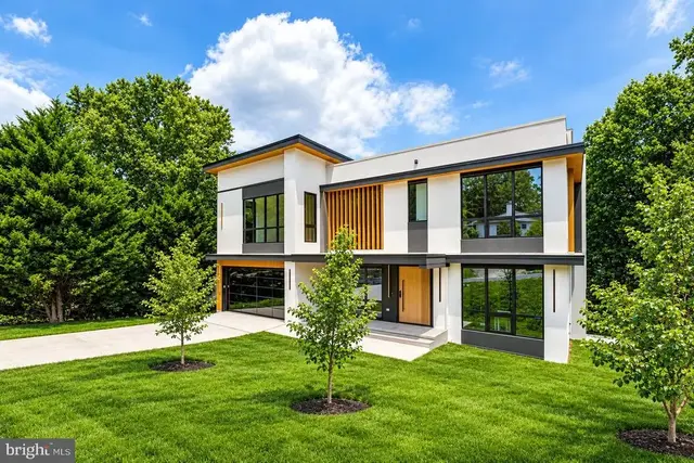 1451 Cola Dr, Mclean