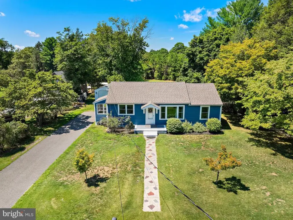 16 S Maple Ave, TUCKERTON