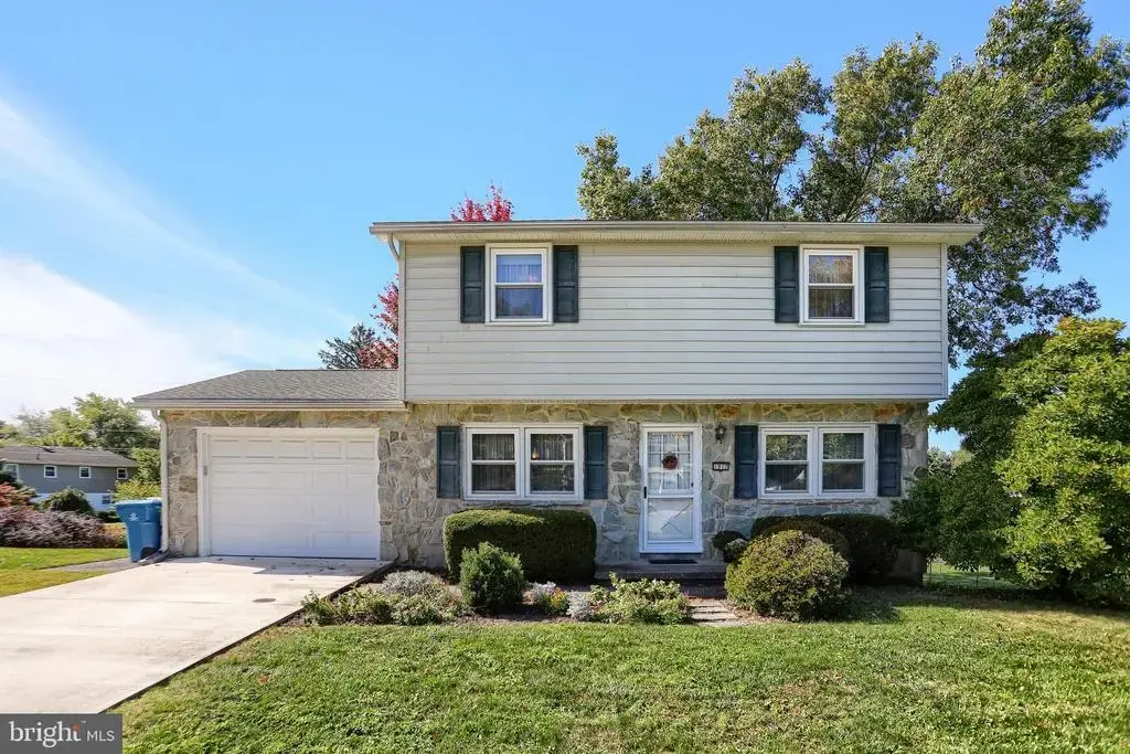1912 Esther Dr, CARLISLE