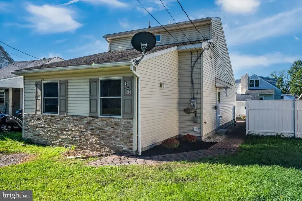 220 Woodland Ave, READING