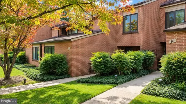 8 Oakhampton Dr, Lutherville