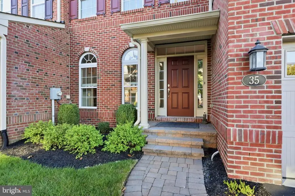 35 Rittenhouse Cir, NEWTOWN