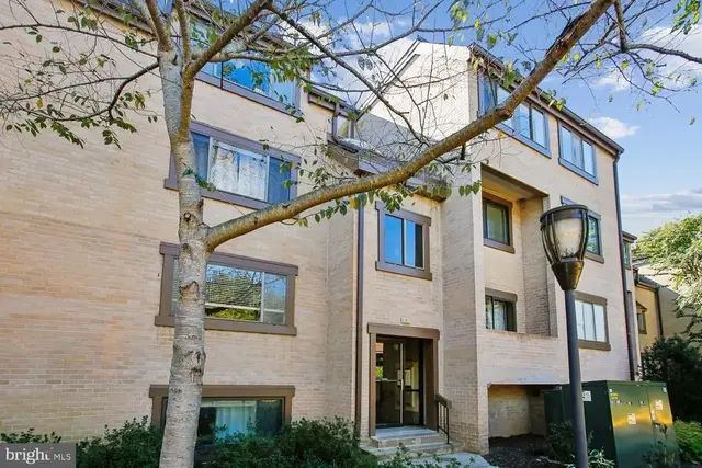 1671 Parkcrest Cir #4c/401, Reston