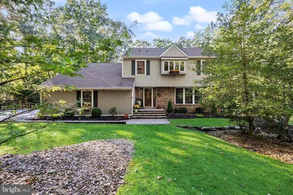 16 Corsham Dr, MEDFORD