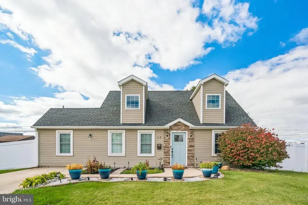 17 Peony Rd, LEVITTOWN