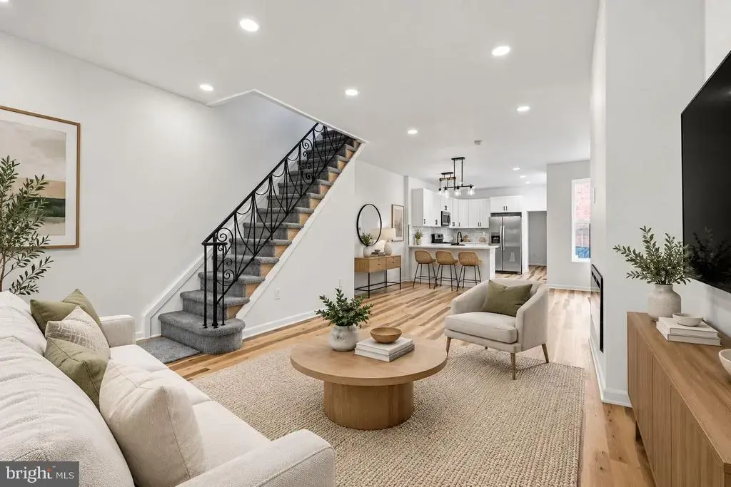 906 W Rockland St, PHILADELPHIA