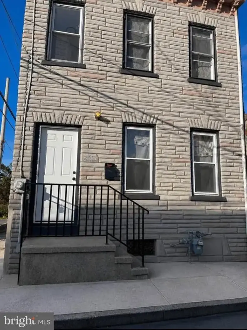 208 Maple St, READING