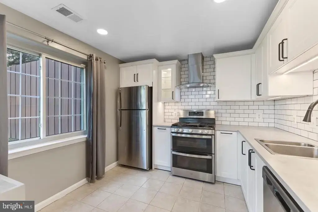 8244 Catbird Cir #101, LORTON