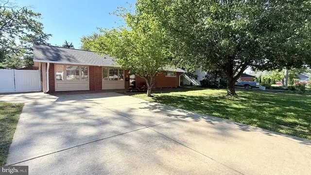 4905 Apple Tree Dr, Alexandria
