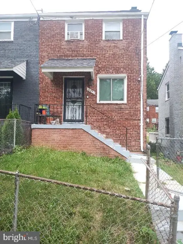 855 Adrian St Se, Washington