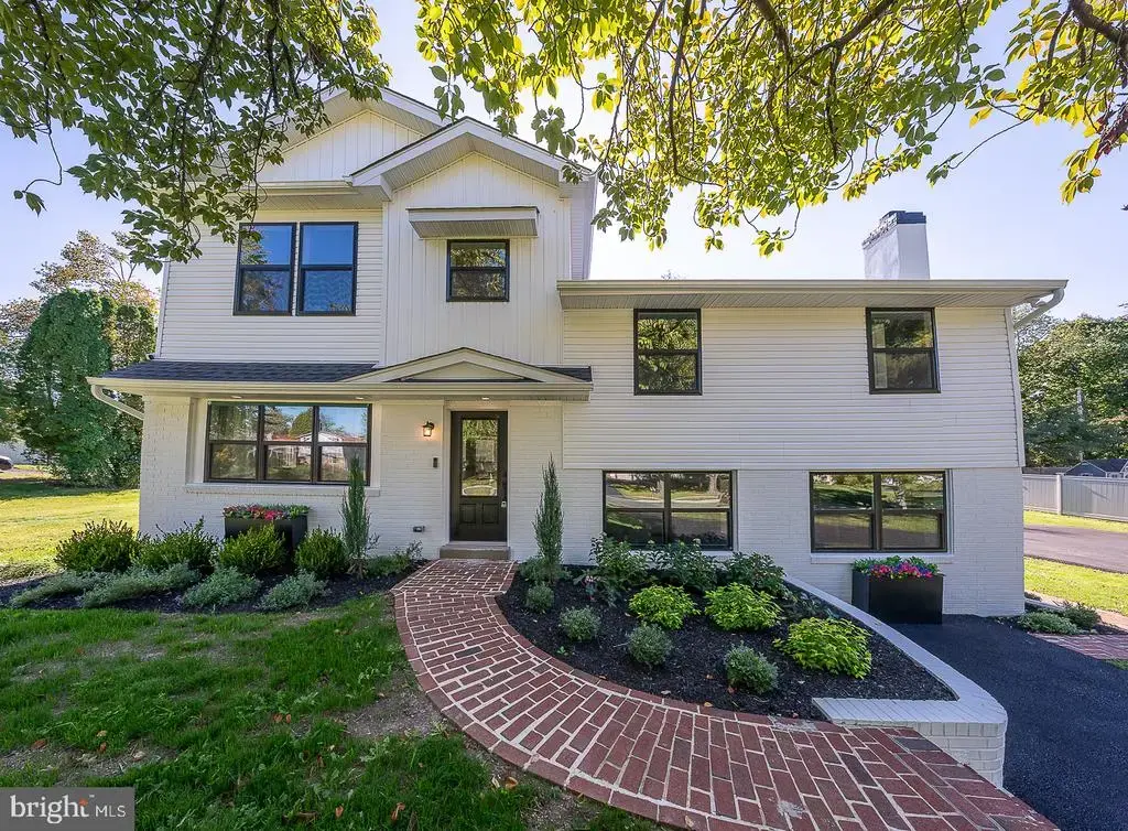 942 Surrey Dr, BLUE BELL