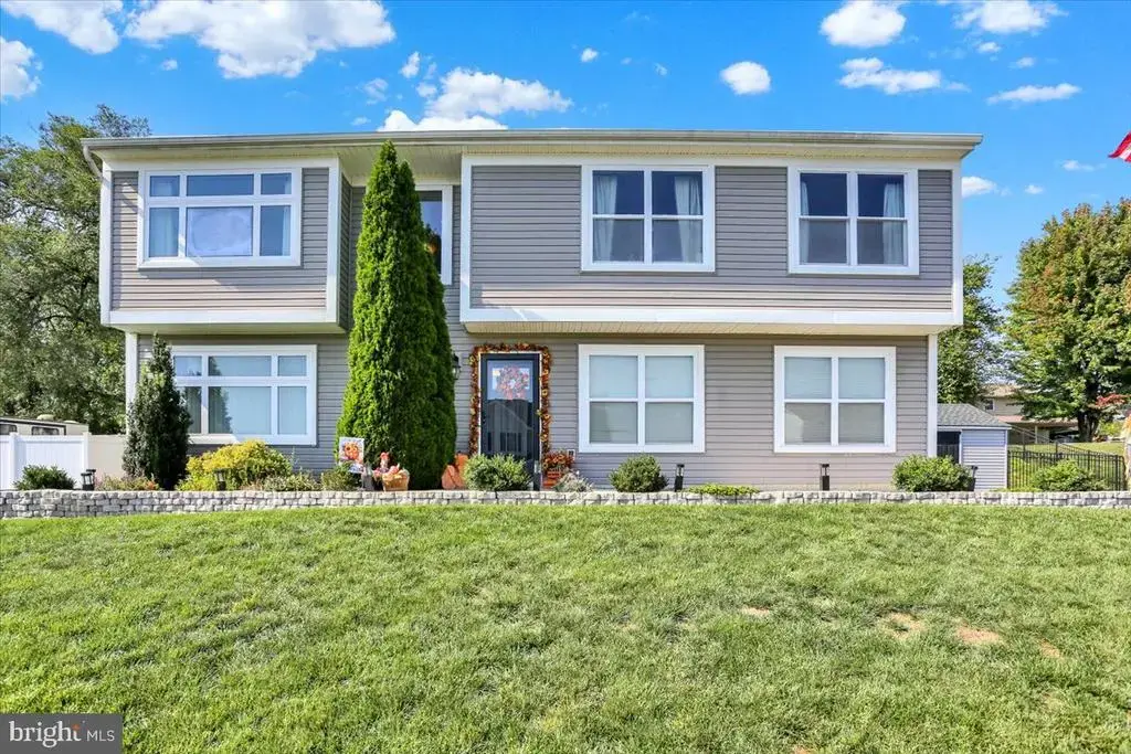 82 Nantucket Dr, READING