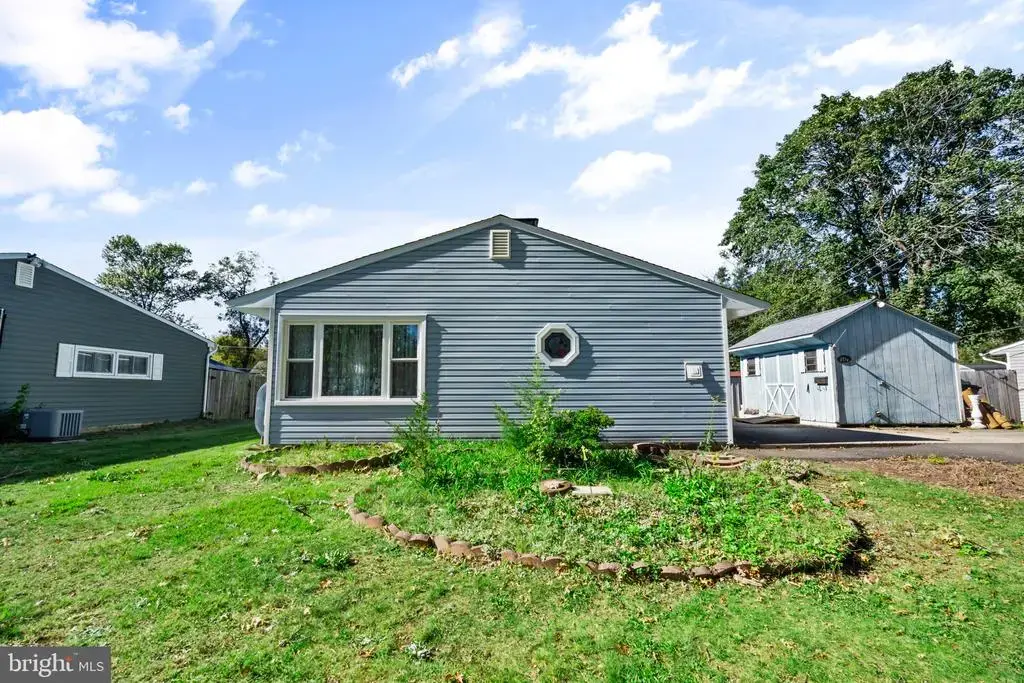260 Thornridge Dr, LEVITTOWN