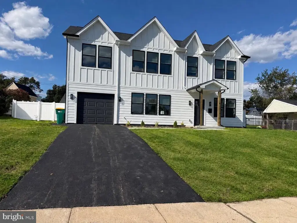 6 Apricot Ln, LEVITTOWN