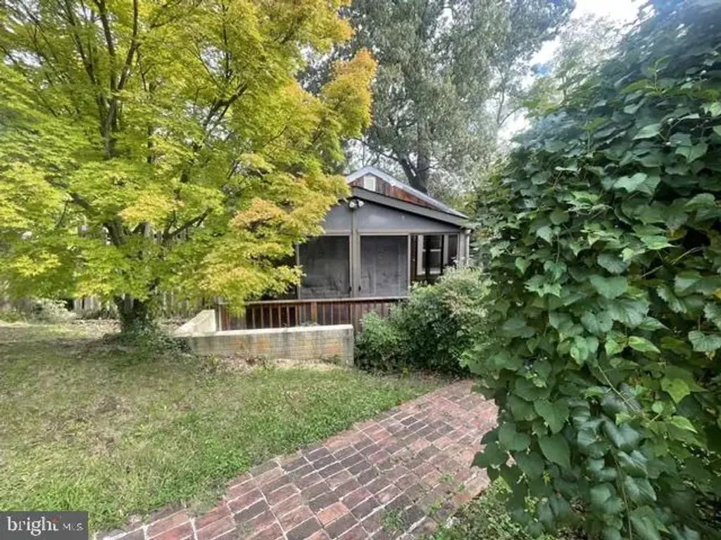 7208 Hickory St, FALLS CHURCH