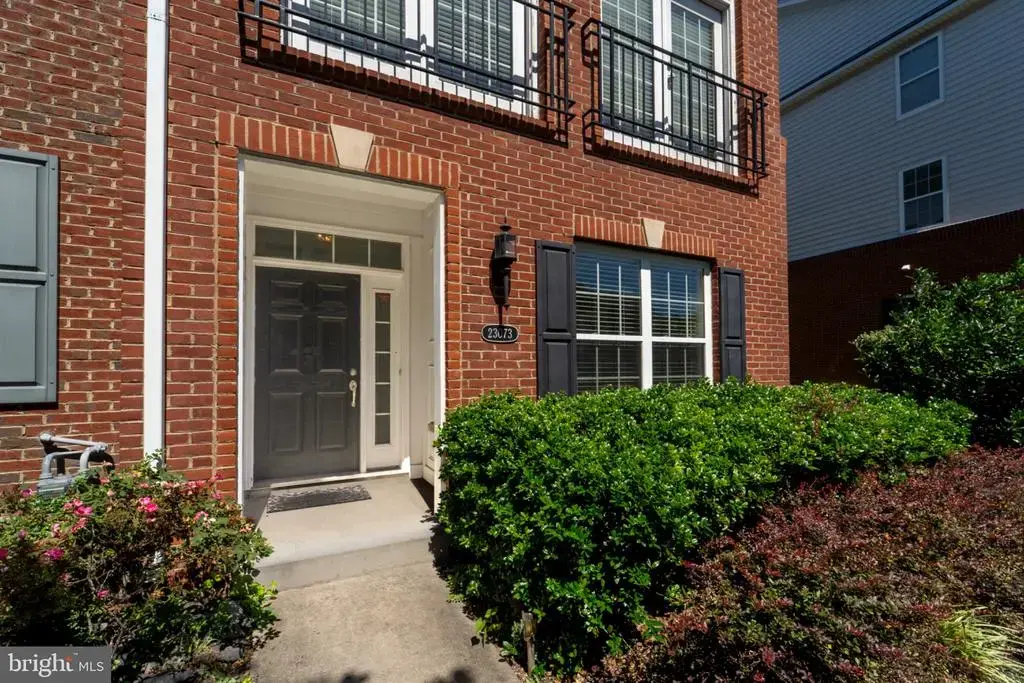 23073 Weybridge Sq, BROADLANDS