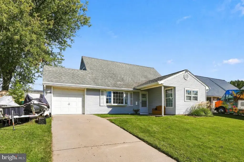71 New Pond Ln, LEVITTOWN