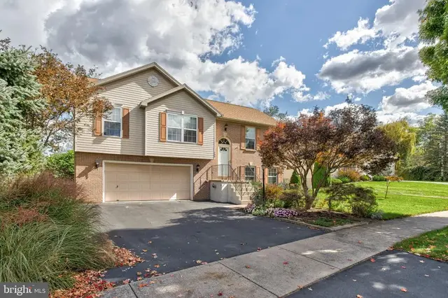 734 Tanager Dr, State College