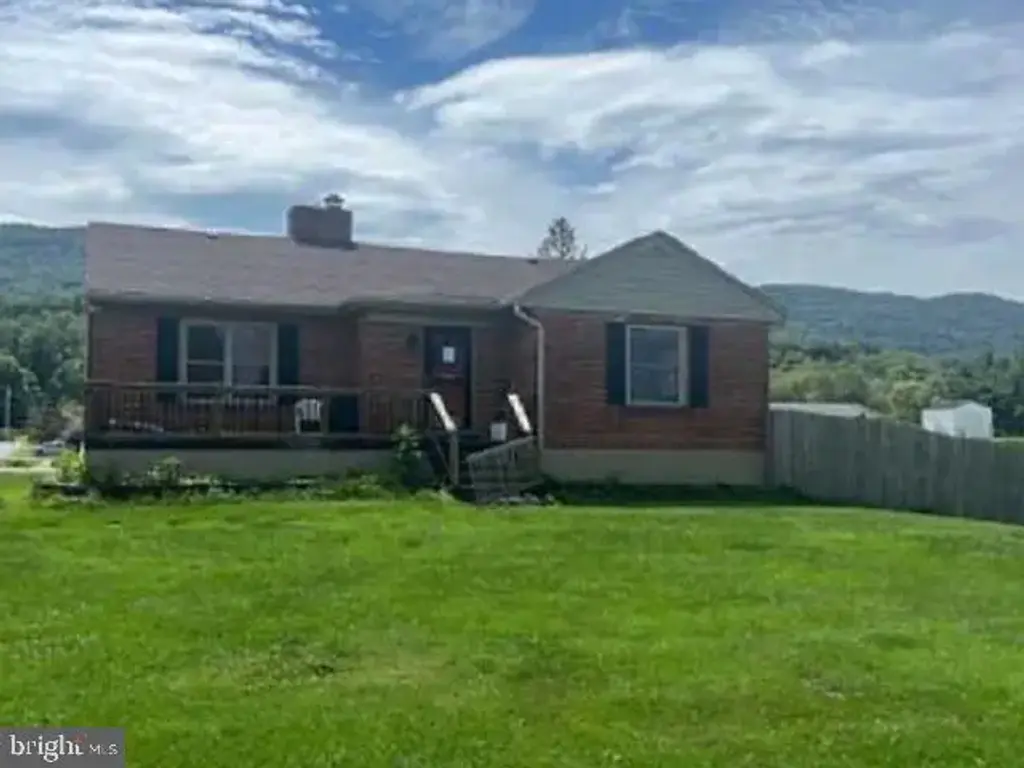 221 Fincastle Ln, BLUEFIELD