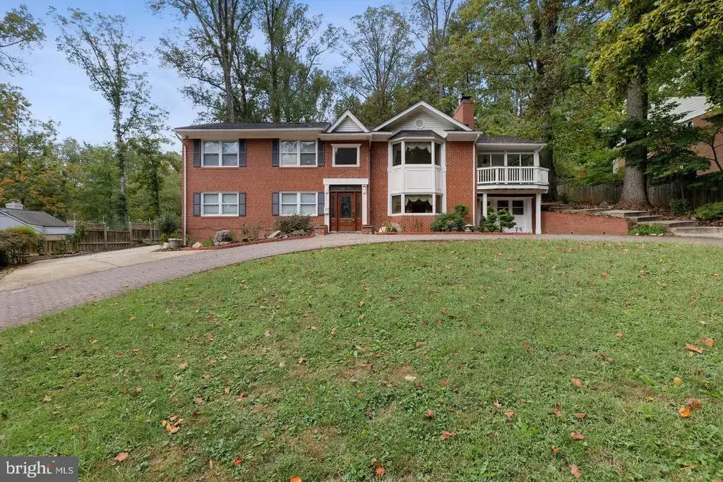 6421 Woodville Dr, FALLS CHURCH