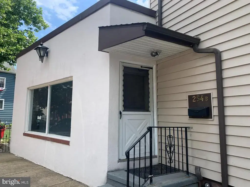 254 Cedar St #b, BRISTOL