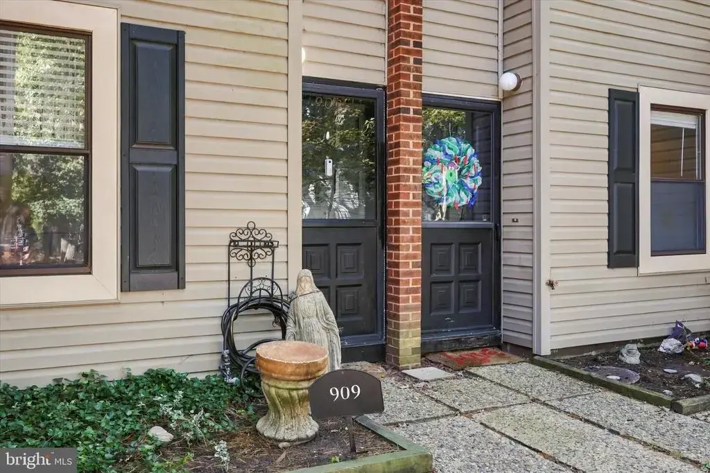 909 Bromley Est, PINE HILL