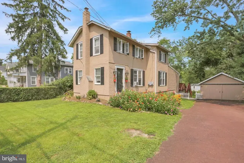 6 Perkiomen Ave, SCHWENKSVILLE