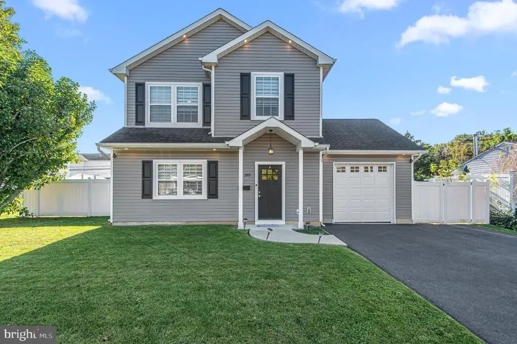 285 Magnolia Dr, LEVITTOWN
