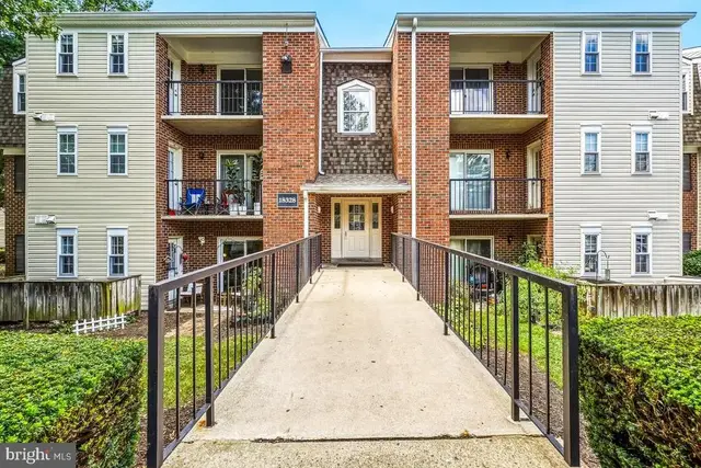 18328 Streamside Dr #301, Gaithersburg