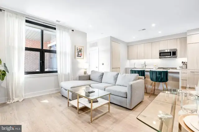 701 Swann Ave #406, Alexandria