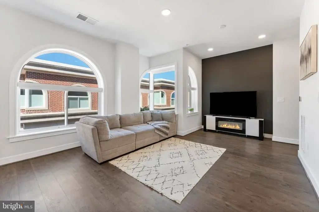 635 Slaters Ln #405, ALEXANDRIA