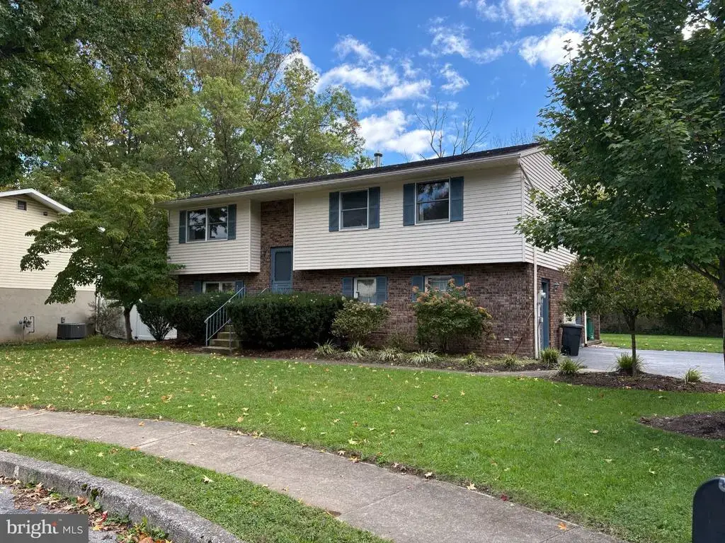 1376 Woodcrest Dr, READING