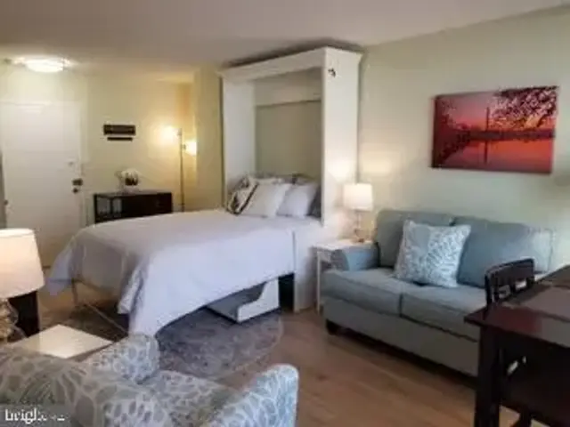 1121 Arlington Blvd #423, Arlington