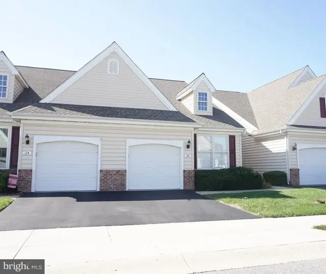 18 Larkspur Ln, Smyrna