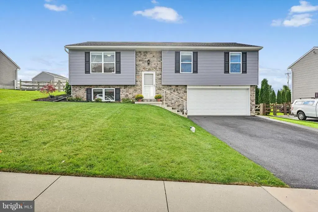 103 Sweetwater Ln, NEWMANSTOWN