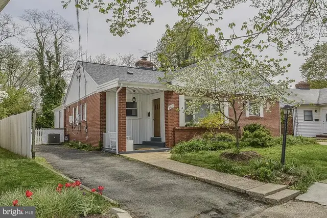 305 S Fenwick St, Arlington