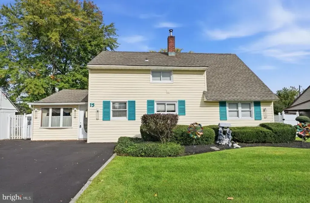15 Ruby Ln, LEVITTOWN