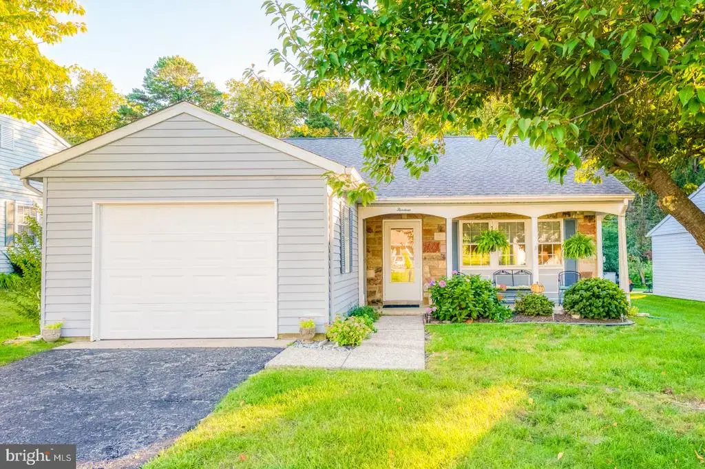 13 New Castle Dr, SOUTHAMPTON