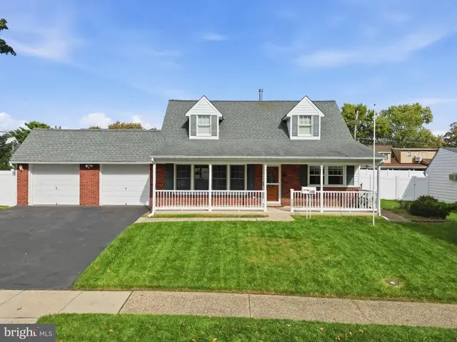 148 Heartwood Rd, Levittown