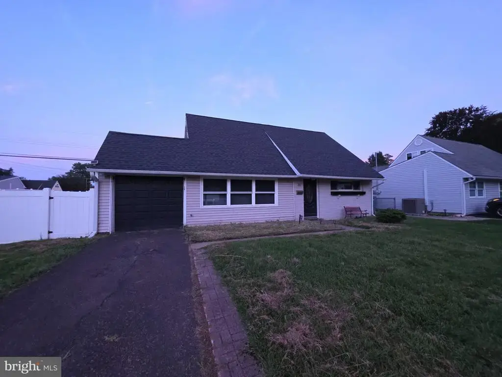36 Kingwood Ln, LEVITTOWN
