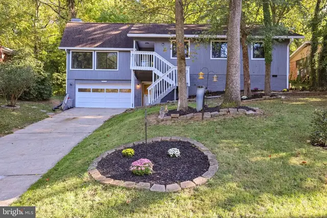 37 Lakeside Dr, Greenbelt