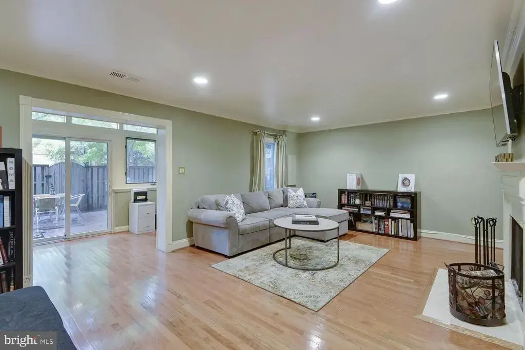 6916 Mclean Park Manor Ct, MCLEAN