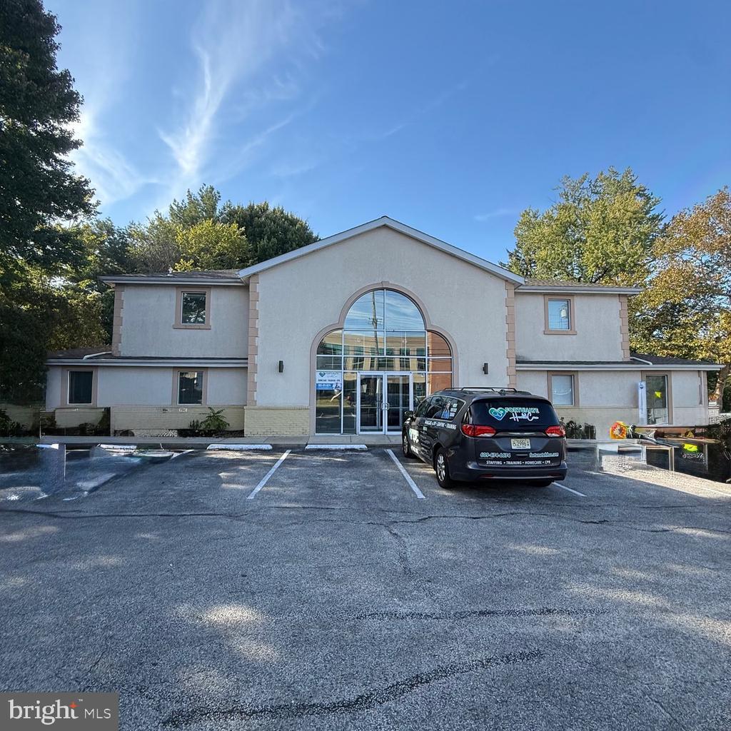 215 Laurel Rd E #101, STRATFORD