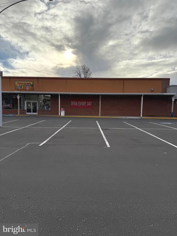 8720 New Falls Rd, Levittown