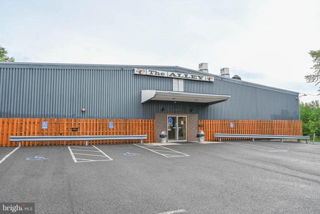 499 Oakland Dr, Oakland